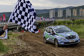 第六届环青海湖(国际)电动汽车挑战赛-短道拉力赛举行：泥泞中纵横驰骋！