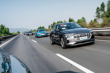 奥迪纯电动来袭！奥迪e-tron售价69.28-82.86万元，奥迪Q2L e-tron售价22.68-23.73万元