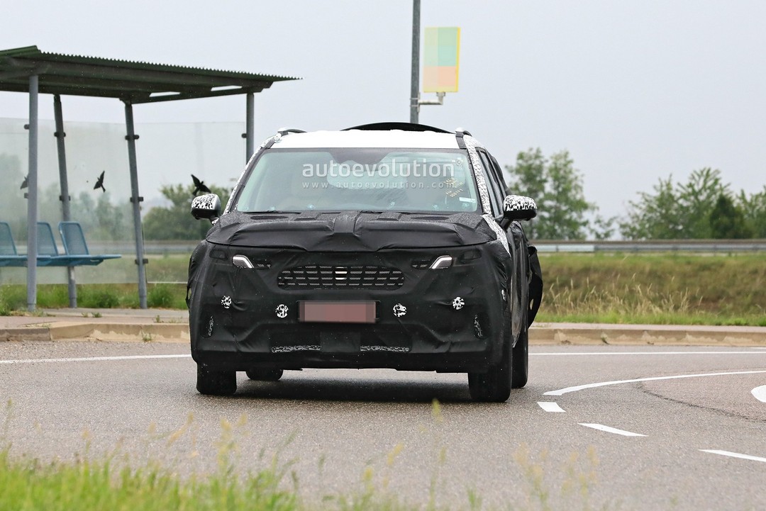 2021-kia-sedona-spied-will-have-modern-design-and-a-cool-dashboard_5.jpg