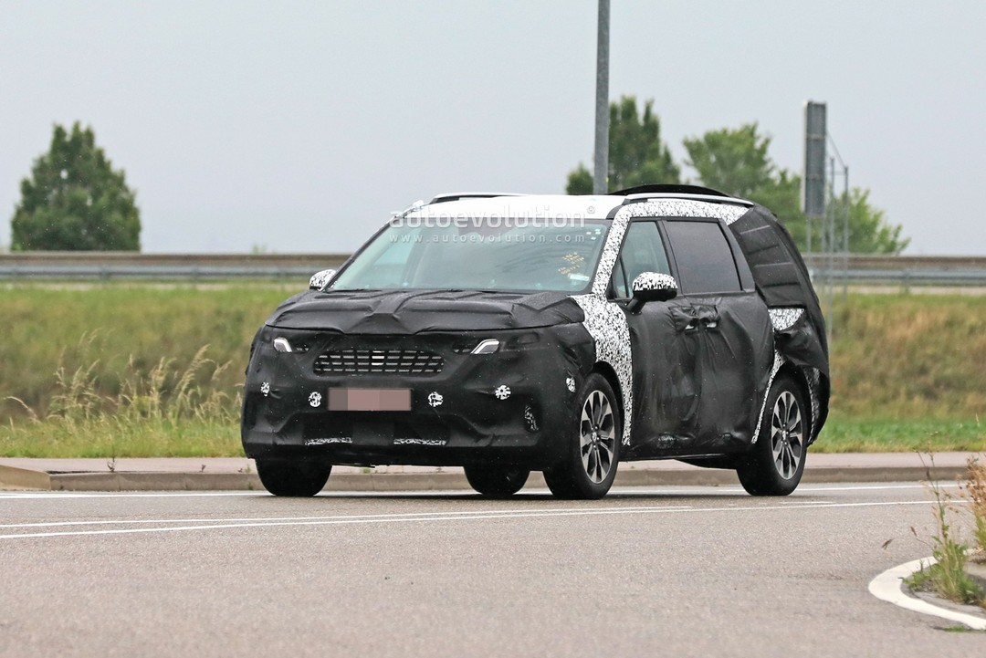 2021-kia-sedona-spied-will-have-modern-design-and-a-cool-dashboard-144749_1.jpg