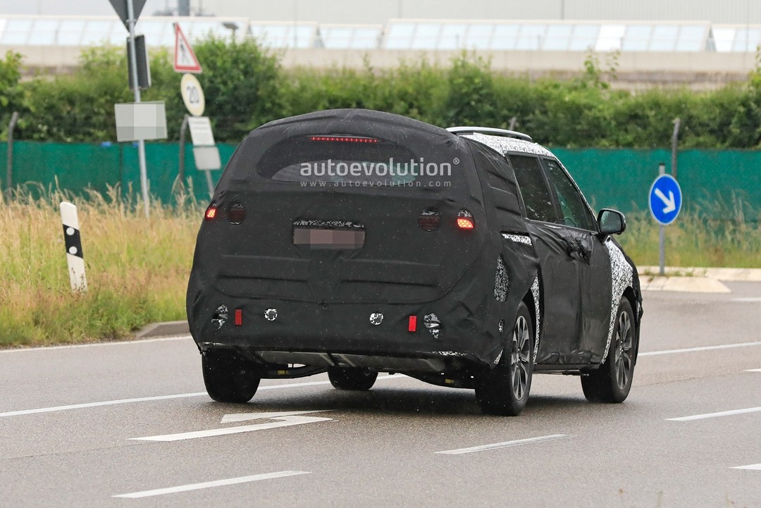 2021-kia-sedona-spied-will-have-modern-design-and-a-cool-dashboard_15.jpg