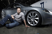 又一位特斯拉车主自动驾驶时睡着了 ！这回在台湾高速撞毁了警车