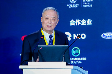 李万里：纯电动汽车回归短途车定位，增程式汽车接替电动汽车