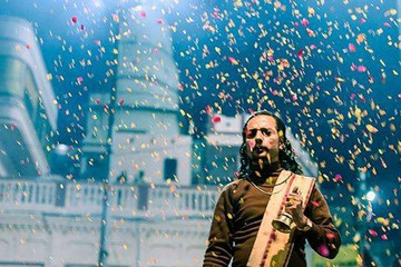 广本门边的敲锣人