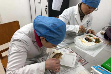 武汉发热门诊护士口述：体温计甩到手抖拿不稳筷子，最想大睡一觉