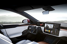 特斯拉轭式方向盘，点屏幕换挡，网友直呼反人类