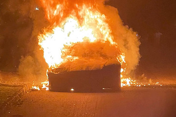 交付仅一周，美国一辆特斯拉Model S Plaid起火爆炸