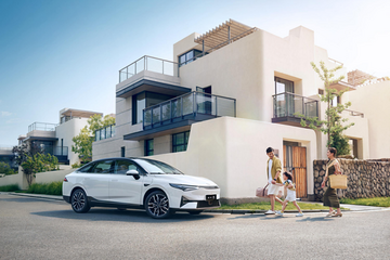 小鹏P5上市后预定车主炸锅了：盲订那么久小丑竟是我自己