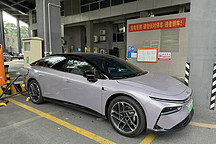 小鵬P7+車主吐槽：晚上智駕水平就下降，幾次往馬路牙子上開
