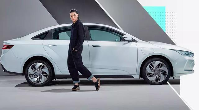 吉利全新纯电动汽车，外观与内饰悉数曝光，对标特斯拉Model 3