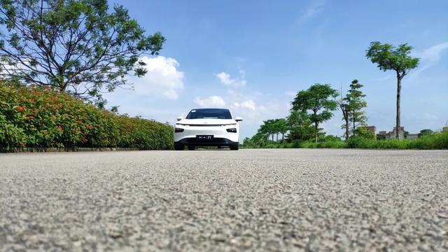 后浪宣戰(zhàn)，放開(kāi)懷抱體驗(yàn)小鵬P7的性能與智能并重