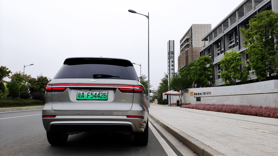 試駕“油電混動”的電動車，這是一輛我們都想要的“理想”汽車