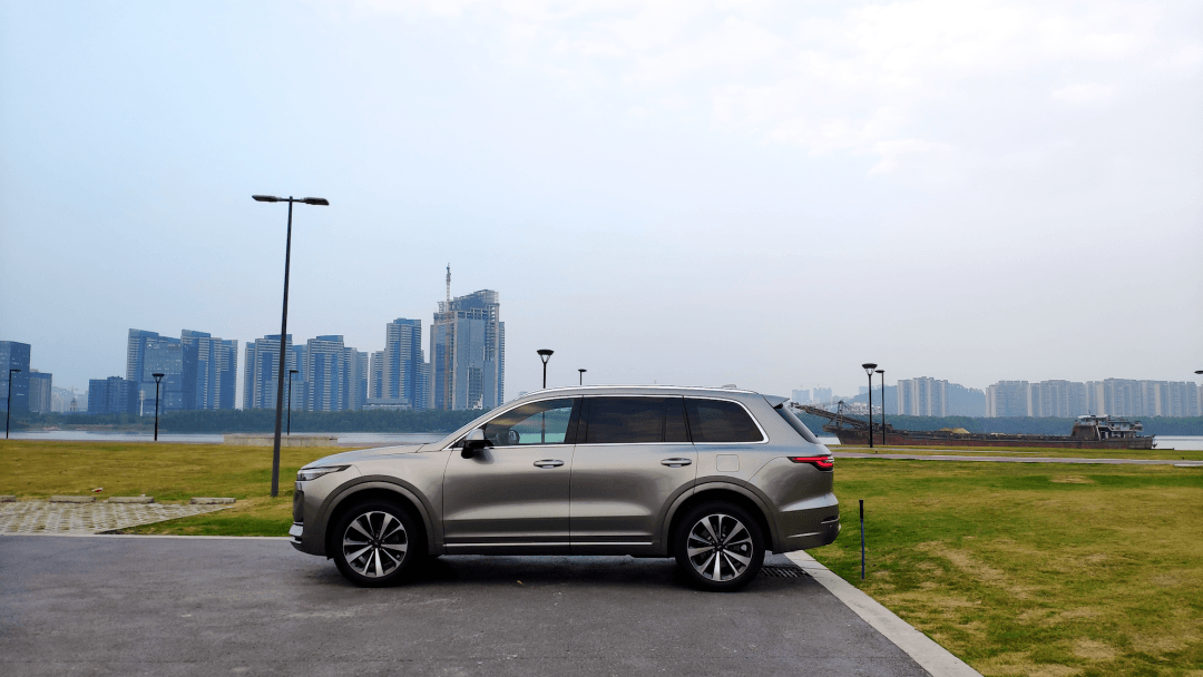 試駕“油電混動”的電動車，這是一輛我們都想要的“理想”汽車
