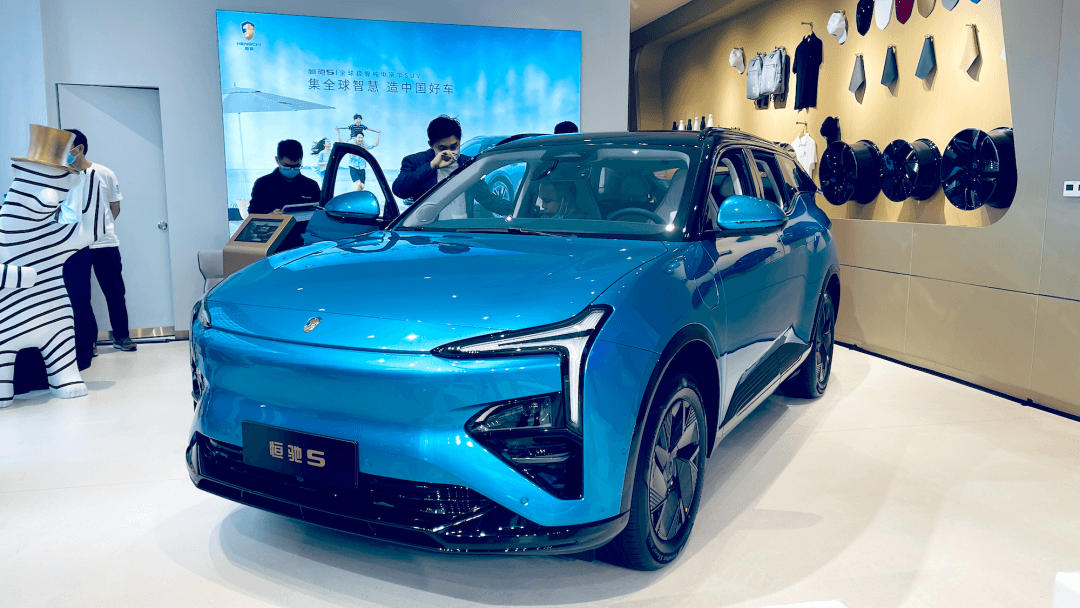 恒大汽車門口的三輛警車