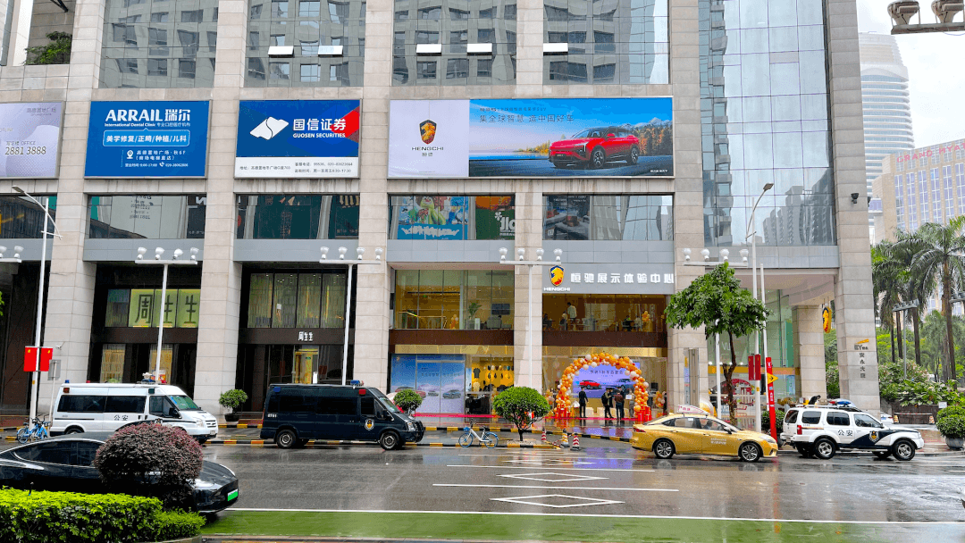 恒大汽車門口的三輛警車