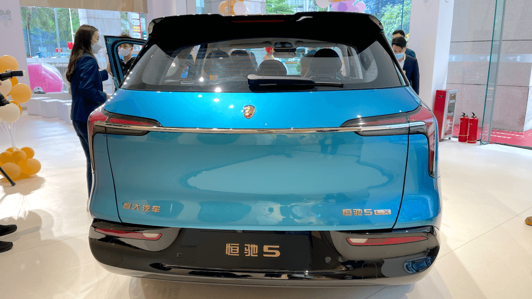 恒大汽車門口的三輛警車