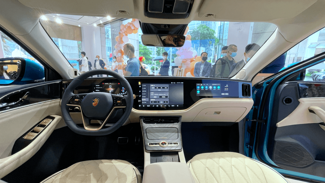 恒大汽車門口的三輛警車