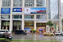 恒大汽車門口的三輛警車