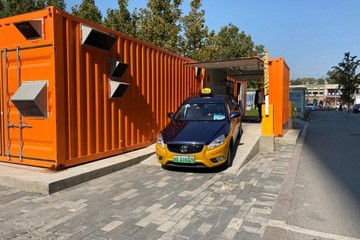 北汽新能源換電出租車(chē)征服16年出租車(chē)?yán)纤緳C(jī)