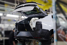 跨界轿跑SUV造型 爱驰U6生产谍照曝光