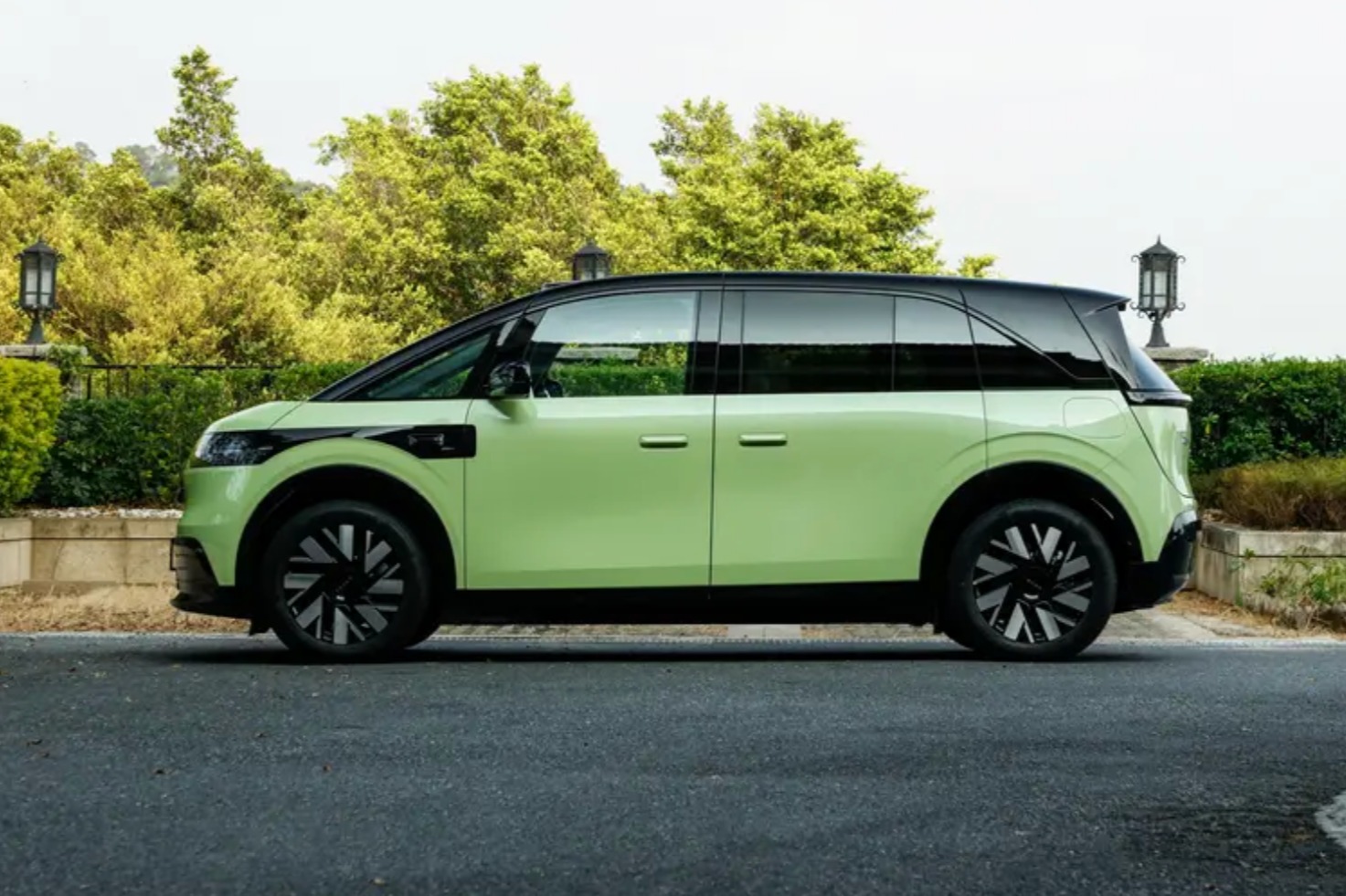 极氪MIX 10月23日正式上市，无B柱设计与百变空间成亮点