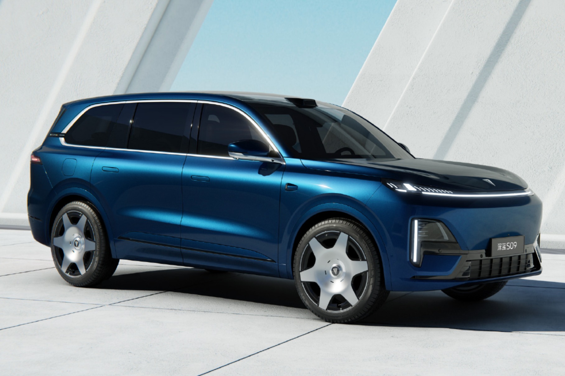 深蓝S09实车爆光，预计售价35万元起，与理想L9、问界M9直接竞争