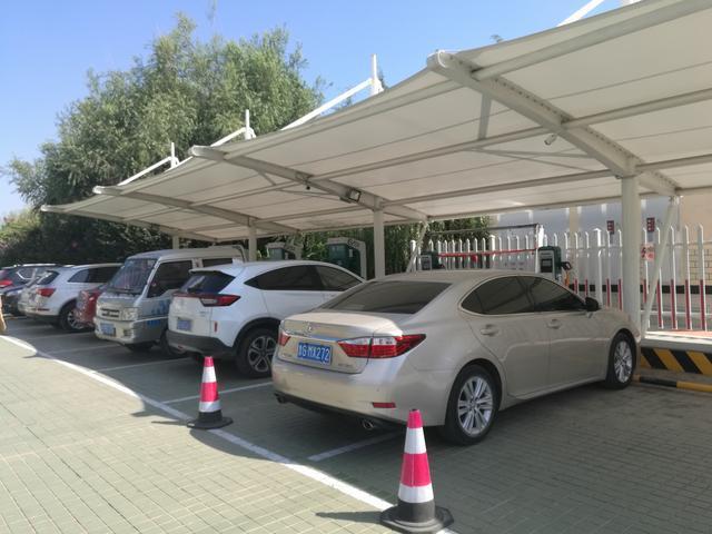 濰坊光電園第一孵化器內(nèi)的充電樁前，車位被燃油汽車占據(jù)。