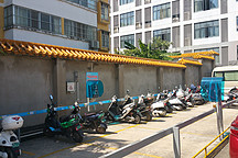 新能源汽车小区充电桩，绿色出行的下一片蓝海