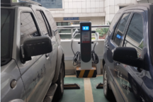 使用电动汽车充电桩充电前需要做什么？