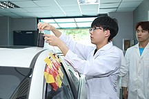零排放=零污染？高中生走進高校重點實驗室，探秘純電動汽車車內空氣污染