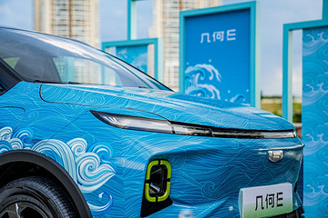 安全新标杆！8.68万起售的几何E，靠什么练成金钟罩？