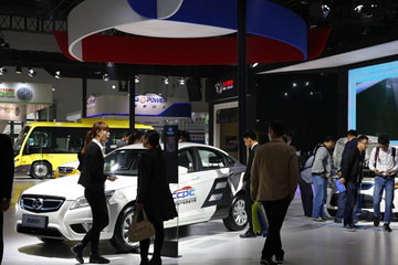 新能源汽车销售渠道多元化，4S店仍是主流