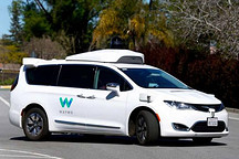 出于安全考量 Waymo将重新为无人驾驶车配备驾驶员