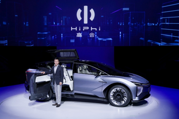 华人运通首款量产定型车高合HiPhi 1同期亮相，剑指全球高端市场