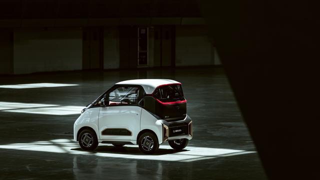 明明是汽車(chē)，外觀卻如同噴氣飛機(jī)，就像一枚漂亮的飛行棋