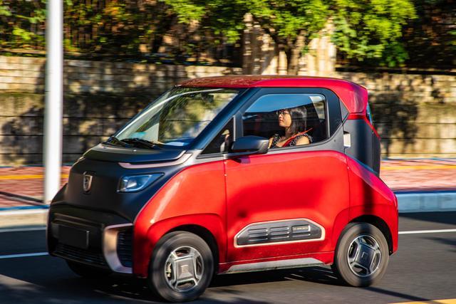 明明是汽車(chē)，外觀卻如同噴氣飛機(jī)，就像一枚漂亮的飛行棋