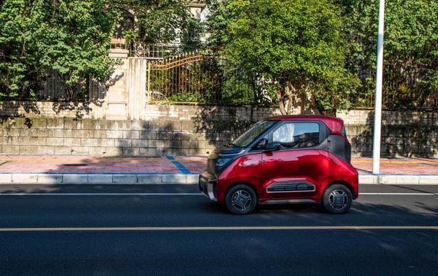 這款電動車和新IPHONE同時上市，手機滿電只能用一天，它能用十天