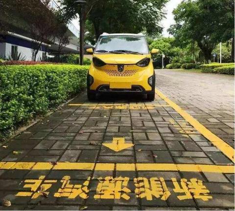 这车才能坐2人却被4万人抢购，政府为它建1万个充电桩，为何？