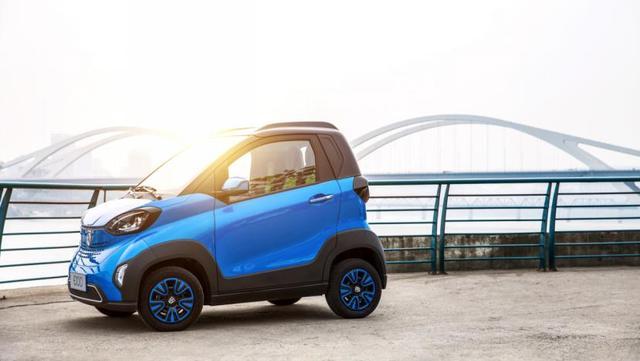 4萬人爭搶的一款新能源車，2座續(xù)航250公里，車主：因為小才買