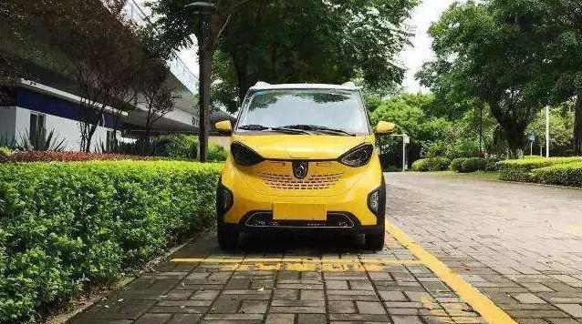 4萬人爭搶的一款新能源車，2座續(xù)航250公里，車主：因為小才買