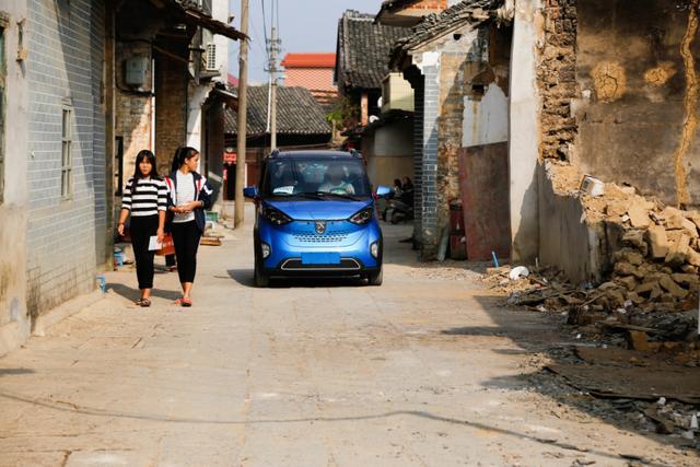 4萬人爭搶的一款新能源車，2座續(xù)航250公里，車主：因為小才買