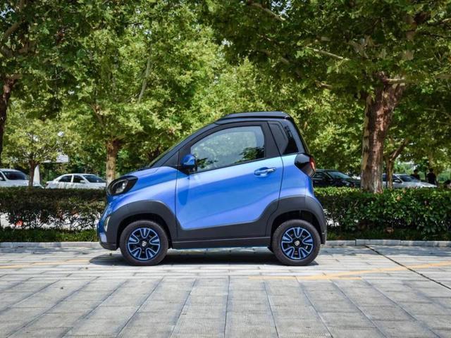 4萬人爭搶的一款新能源車，2座續(xù)航250公里，車主：因為小才買
