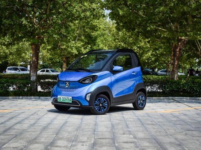 4萬人爭搶的一款新能源車，2座續(xù)航250公里，車主：因為小才買
