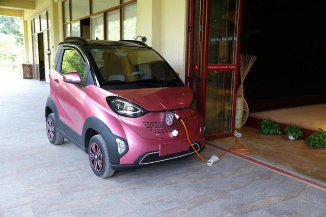 4萬人爭搶的一款新能源車，2座續(xù)航250公里，車主：因為小才買