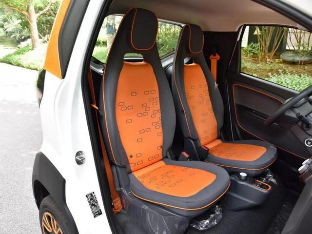 4萬人爭搶的一款新能源車，2座續(xù)航250公里，車主：因為小才買