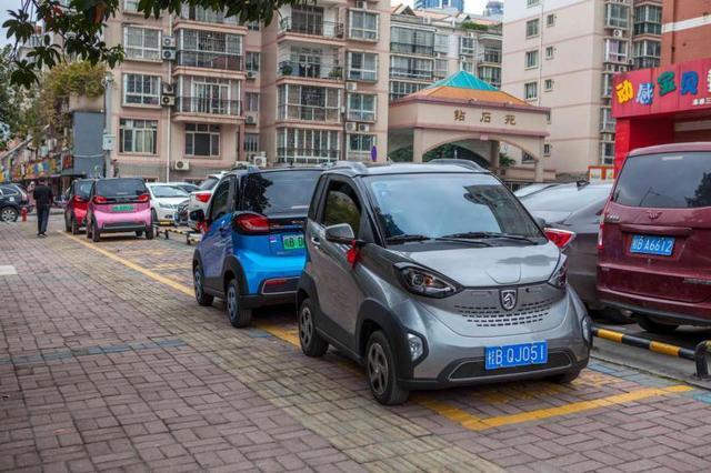 4萬人爭搶的一款新能源車，2座續(xù)航250公里，車主：因為小才買