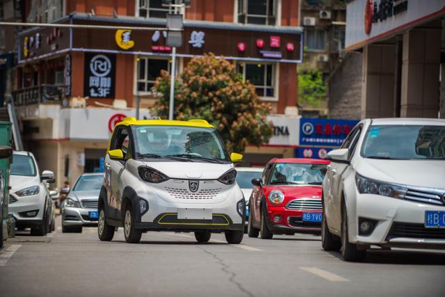 4萬人爭搶的一款新能源車，2座續(xù)航250公里，車主：因為小才買