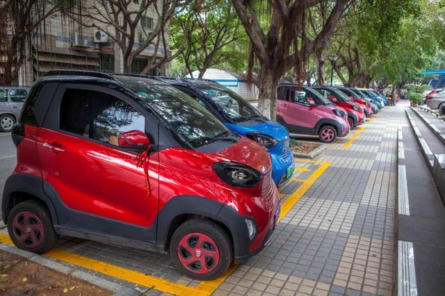 4萬人爭搶的一款新能源車，2座續(xù)航250公里，車主：因為小才買