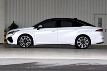 续航里程超500公里，双12.3寸大屏，这款车太阳能全景天窗还可充电