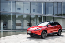 小鹏首款电动车上市，颇具未来感，中控大屏能看电视剧！